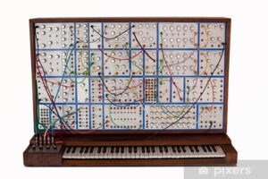 Vintage modularer Synthesizer mit Patchkabeln und angeschlossener Tastatur