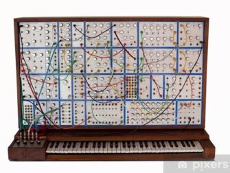 Vintage modularer Synthesizer mit Patchkabeln und angeschlossener Tastatur