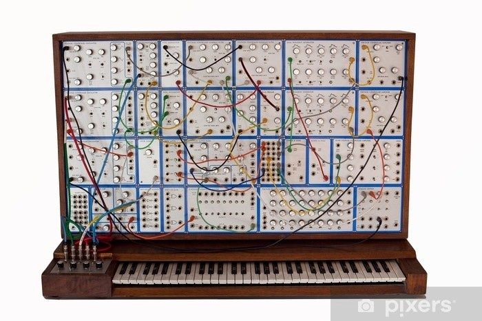 Vintage modularer Synthesizer mit Patchkabeln und angeschlossener Tastatur