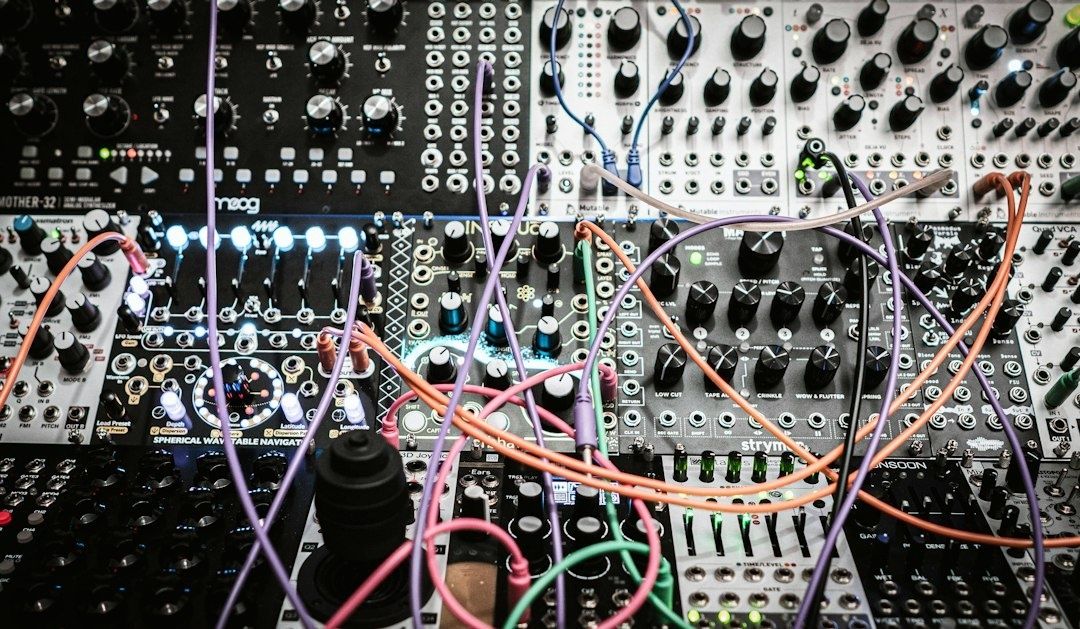 Modularer Synthesizer mit farbigen Patchkabeln und zahlreichen Reglern